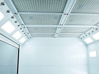 Le système d’accélération d’air encastré au plafond incorpore le caisson de lampe, les buses, les luminaires et conduit d’air, ainsi que les ventilateurs encastrés au plafond. 