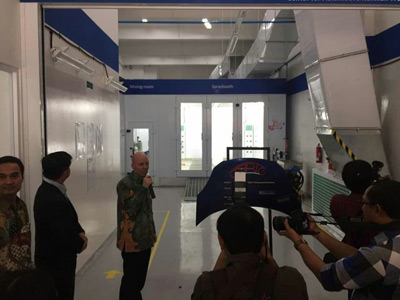 Grande cabine de pulvérisation pour bus avec solution de levage de voitures en 3D en Indonésie